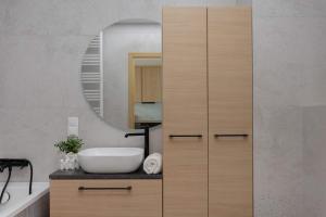 Ένα μπάνιο στο Stylish Apartment Habicha with Air Conditioning and Underground Parking by Noclegi Renters