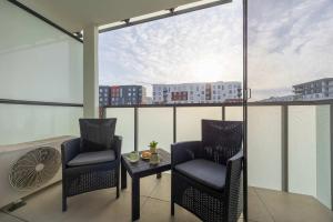 Χώρος καθιστικού στο Stylish Apartment Habicha with Air Conditioning and Underground Parking by Noclegi Renters