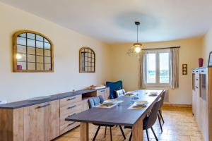 胡菲涅克La Maison de Reta - House avec piscine privée的厨房里设有1间带桌椅的用餐室