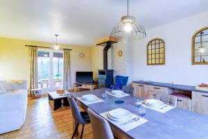 胡菲涅克La Maison de Reta - House avec piscine privée的一间带桌子的餐厅和一间客厅