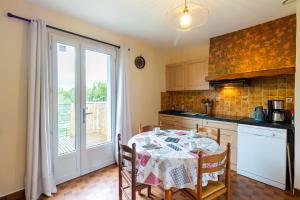胡菲涅克La Maison de Reta - House avec piscine privée的厨房配有带桌布的桌子 更多7张照片