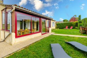 胡菲涅克La Maison de Reta - House avec piscine privée的一座带大窗户和庭院的房子