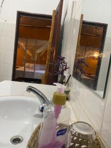 Ένα μπάνιο στο Nyumba ya Mumbi +2 φωτογραφίες