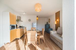 Kuchyň nebo kuchyňský kout v ubytování Magnifique appartement plage de Trestraou + 9 fotografií