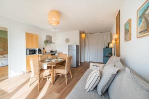 Kuchyň nebo kuchyňský kout v ubytování Magnifique appartement plage de Trestraou