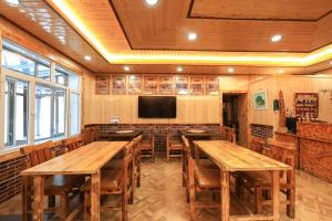 Una televisión o centro de entretenimiento en Snowdale Snow Maiden Inn