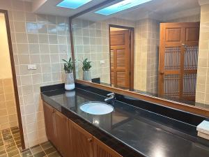 Koupelna v ubytování 普吉高奢康养泳池别墅