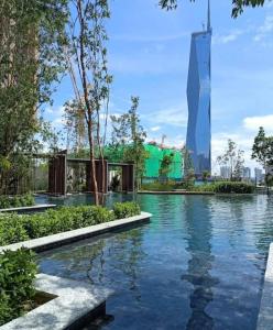 widok basenu z budynkiem w tle w obiekcie Pearl Suites at Lucenthia Kuala Lumpur w Kuala Lumpur