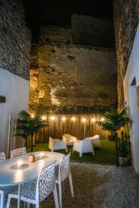 Φωτογραφία από το άλμπουμ του Loveroom La Villa Lova avec spa privé et pièce secrète σε Pamiers