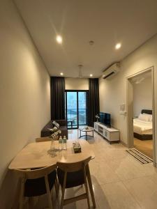 salon ze stołem i sypialnią w obiekcie Pearl Suites at Lucenthia Kuala Lumpur w Kuala Lumpur