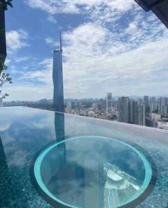 szklany basen na dachu wieżowca w obiekcie Pearl Suites at Lucenthia Kuala Lumpur w Kuala Lumpur +6 zdjęć