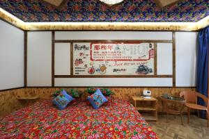 Una cama o camas en una habitación de Snowdale Snow Maiden Inn 43 fotos más