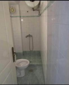 un bagno con wc e doccia di Tilde by the square, apt Argostoli ad Argostoli