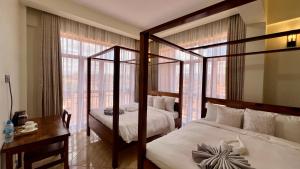 Giường trong phòng chung tại Skylark Hotel