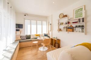 a living room with a couch and a table at Joli duplex a Saint-Quay a deux pas de la plage in Saint-Quay-Portrieux +9 photos