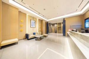 Una televisión o centro de entretenimiento en Huanman Hotel