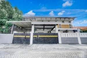 Μπαλκόνι ή βεράντα στο Hotel O Sagara Homestay Rungkut