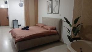 Ένα ή περισσότερα κρεβάτια σε δωμάτιο στο נופש ליד הים