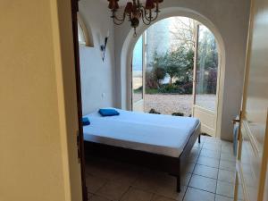 Ένα ή περισσότερα κρεβάτια σε δωμάτιο στο Alpine Chalet Retreat with Pool