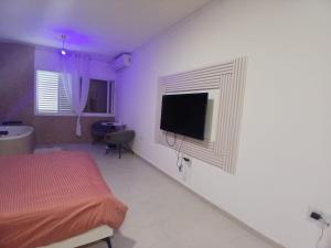 Μια τηλεόραση ή/και κέντρο ψυχαγωγίας στο נופש ליד הים