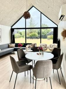 Et opholdsområde på Summer House Surrounded By Reeds Near Limfjorden