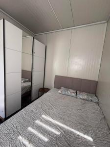 Postel nebo postele na pokoji v ubytování Ada Harmony