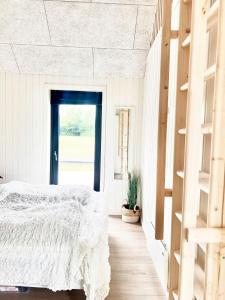 En eller flere senge i et værelse på Summer House Surrounded By Reeds Near Limfjorden