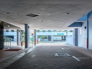 新加坡Hotel 81 Geylang的加油站前的空停车位