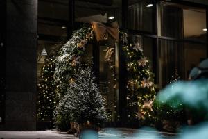 um manequim com uma árvore de Natal em frente a um prédio em Gabija Hotel SPA & Conferences em Palanga