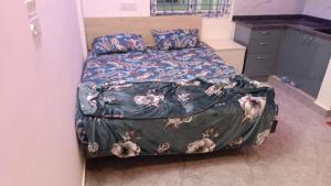 Postel nebo postele na pokoji v ubytování Keerthana Residency