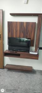 TV a/nebo společenská místnost v ubytování Keerthana Residency