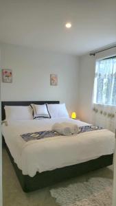 Postel nebo postele na pokoji v ubytování Amie's Charming Villa