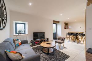 TV a/nebo společenská místnost v ubytování Manoir de Kervegan : Le Logis du Grand Couchant + 28 fotografií