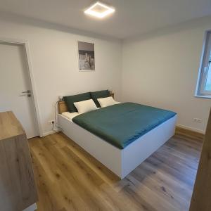 ein Schlafzimmer mit einem großen Bett in einem Zimmer in der Unterkunft Ferienwohnung in Erfurt