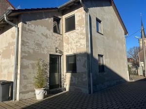 ein weißes Gebäude mit einer Topfpflanze davor in der Unterkunft Ferienwohnung in Erfurt