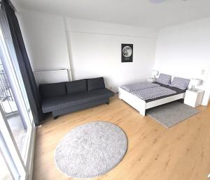 un soggiorno con divano nero e tappeto di Penthouse Apartment im 20 Stock a Augusta (Augsburg)