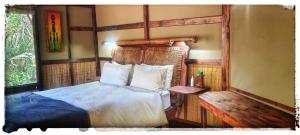 Una cama o camas en una habitación de Chinderera Eco Lodge 28 fotos más