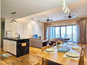 St Mary KLCC Luxury 3BR High End Residence 7min Walk to Pavilion and Bukit Bintang by Cloud Host في كوالالمبور: مطبخ وغرفة معيشة مع طاولة وغرفة طعام