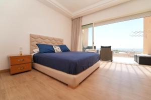 Un pat sau paturi într-o cameră la Ocean View Duplex & Golf, Taghazout Bay +37 fotografii