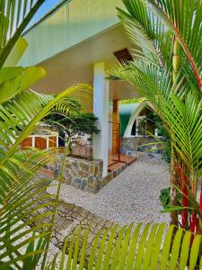 Un jardín fuera de ROYAL SUITES - PORT BARTON