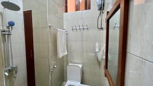 Phòng tắm tại Skylark Hotel +33 ảnh