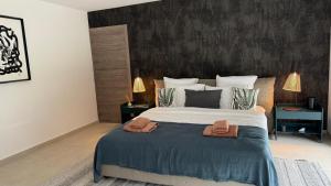 una camera da letto con un letto grande con due asciugamani sopra di Villa Arizona a Port Grimaud