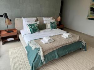 una camera da letto con un letto grande con asciugamani sopra di Villa Arizona a Port Grimaud 1 altra foto