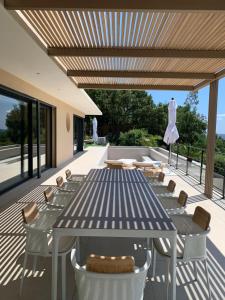 un patio esterno con tavolo e sedie blu di Villa Arizona a Port Grimaud