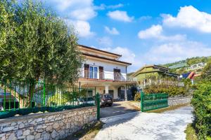 Bardino NuovoHostdomus - Sunrise Sea View - Finale Ligure的街道前有围栏的房子