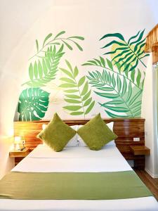 Una cama o camas en una habitación de ROYAL SUITES - PORT BARTON