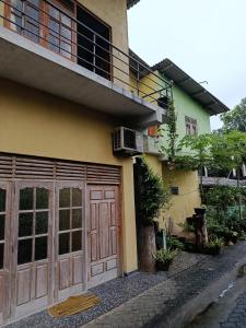 ティッサマハーラーマにあるWild Safariのドアとバルコニー付きの建物