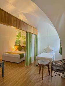 Una cama o camas en una habitación de ROYAL SUITES - PORT BARTON 44 fotos más