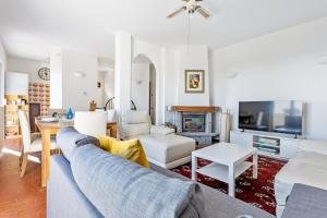 Bardino NuovoHostdomus - Sunrise Sea View - Finale Ligure的客厅里有一张沙发和一张桌子。