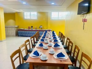 Μια τηλεόραση ή/και κέντρο ψυχαγωγίας στο Hotel Mirador Bafoussam +4 φωτογραφίες